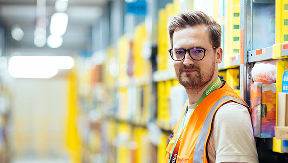 Jiří Konečný kariéru v&nbsp;Amazonu začal v&nbsp;roce 2015 na pozici Area Manažer, kdy se podílel na spuštění distribučního centra v&nbsp;Dobrovízi.