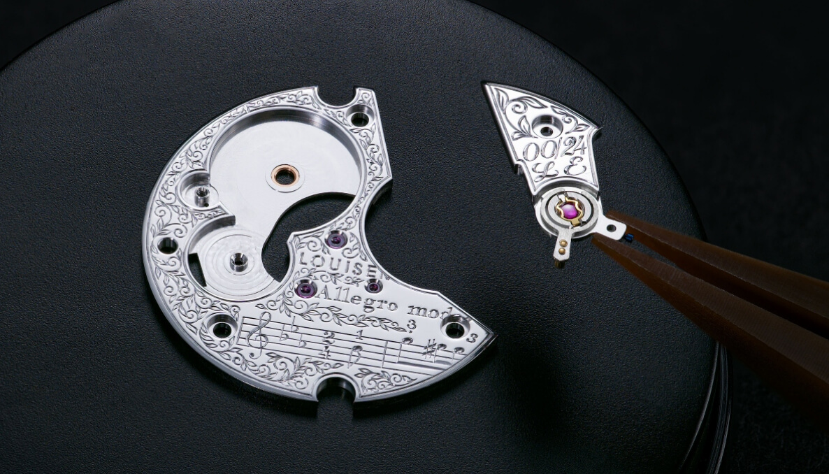 Strojek hodinek Opus s&nbsp;ručně vyrytým notovým zápisem začátku Louisiny&nbsp;polky